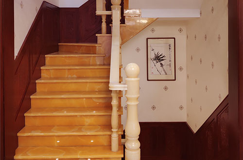 竹山中式别墅室内汉白玉石楼梯的定制安装装饰效果